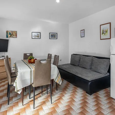 3 Bedroom Beautiful In Ferienhaus Grižane