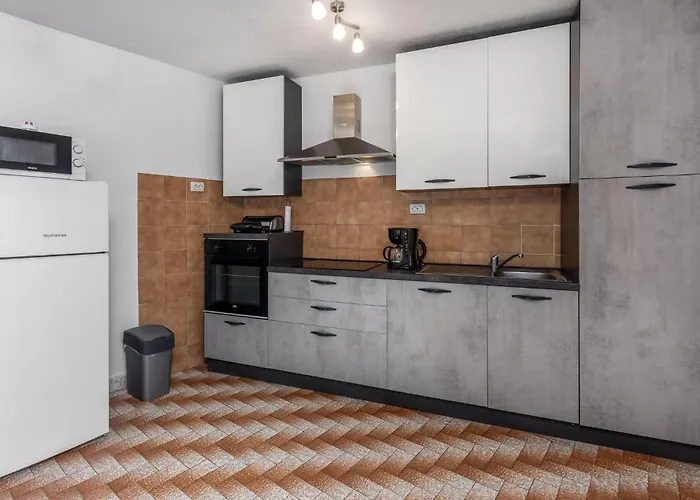 Ferienhaus 3 Bedroom Beautiful In Grižane