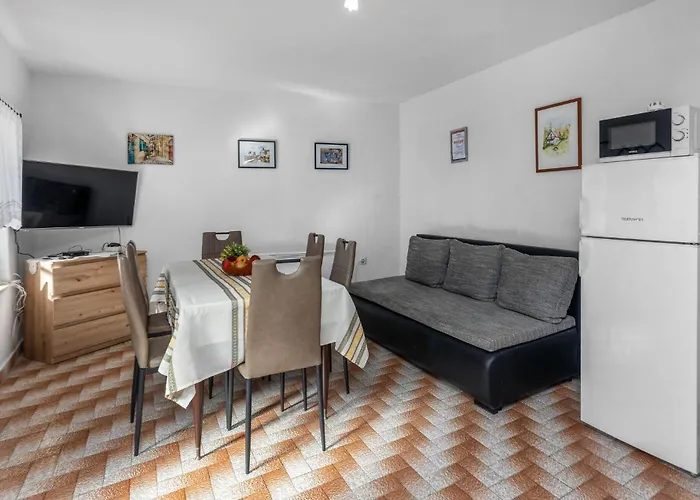 3 Bedroom Beautiful In Ferienhaus Grižane